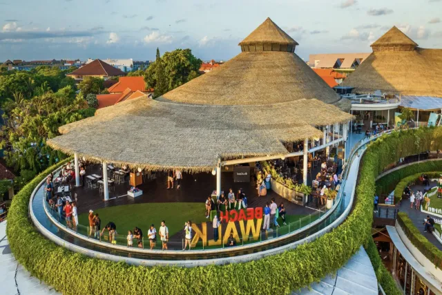 beachwalk mall stand