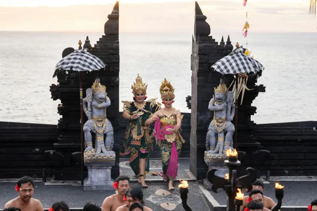 uluwatu temple cliff