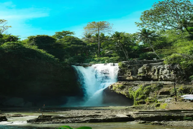 tegenungan waterfall