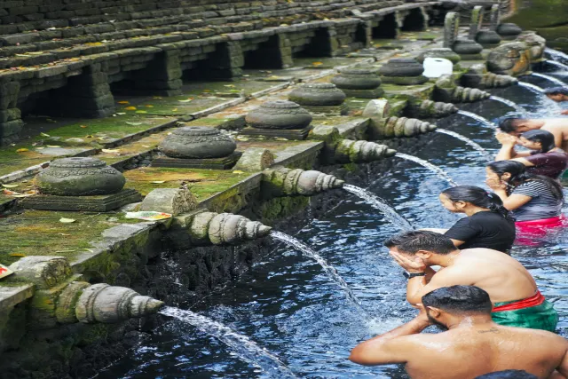 tirta empul temple and devotees